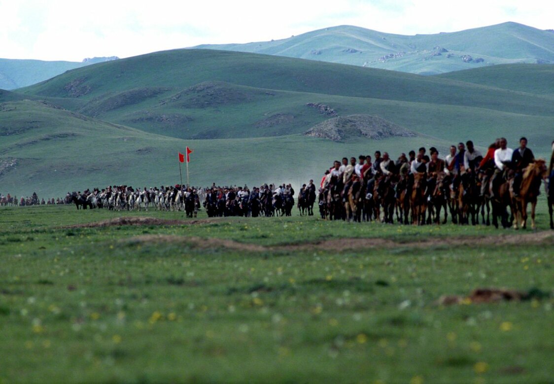Des nomades attendent un lama qu’ils ont invité pour un événement religieux dans la prairie du Sichuan. Cette photo a été prise en 1988 dans la steppe du Sichuan, traversée autrefois par l’Armée rouge lors de la Longue Marche. La traversée des prairies fut le plus grand défi de la Longue Marche de l’Armée rouge. (Extrait de « Le rêve de la Longue Marche : la Chine, terre du réalisme »)