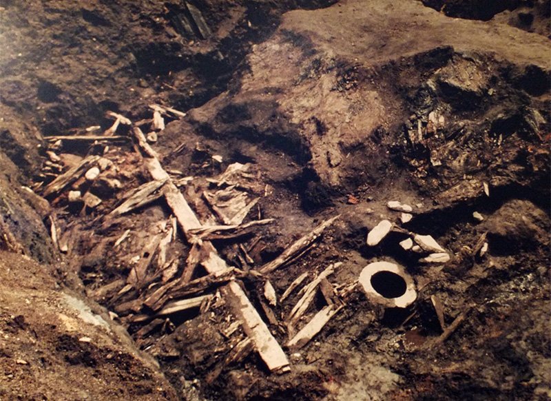Los restos de una casa y un molino (abajo a la derecha), desenterrados en una excavación, en 1979. (Imagen cortesía del Museo de Historia de Tsumagoi)