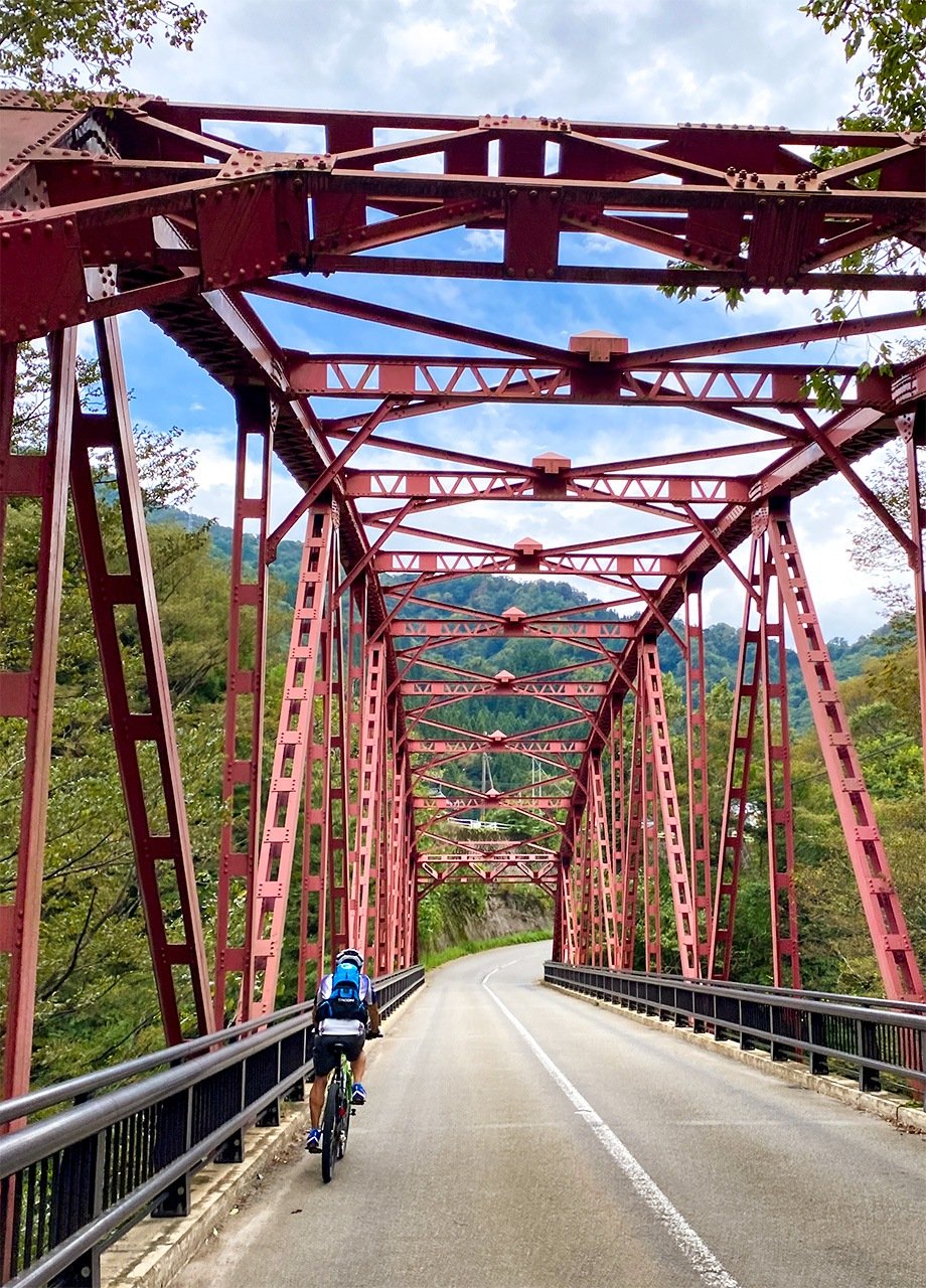 Riding across Tedori Canyon Road’s Taizan Bridge. (© Hitoto Tae)