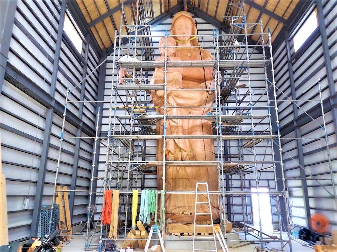 神奈川県藤沢市の親松さんのアトリエからマリア像の全てのパーツを輸送し、会館内で組み立てたあと彩色を施す