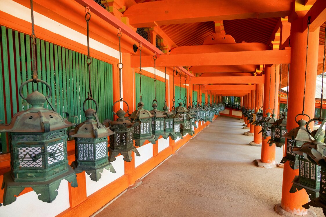 东回廊（重要文化遗产）里成排的吊灯笼