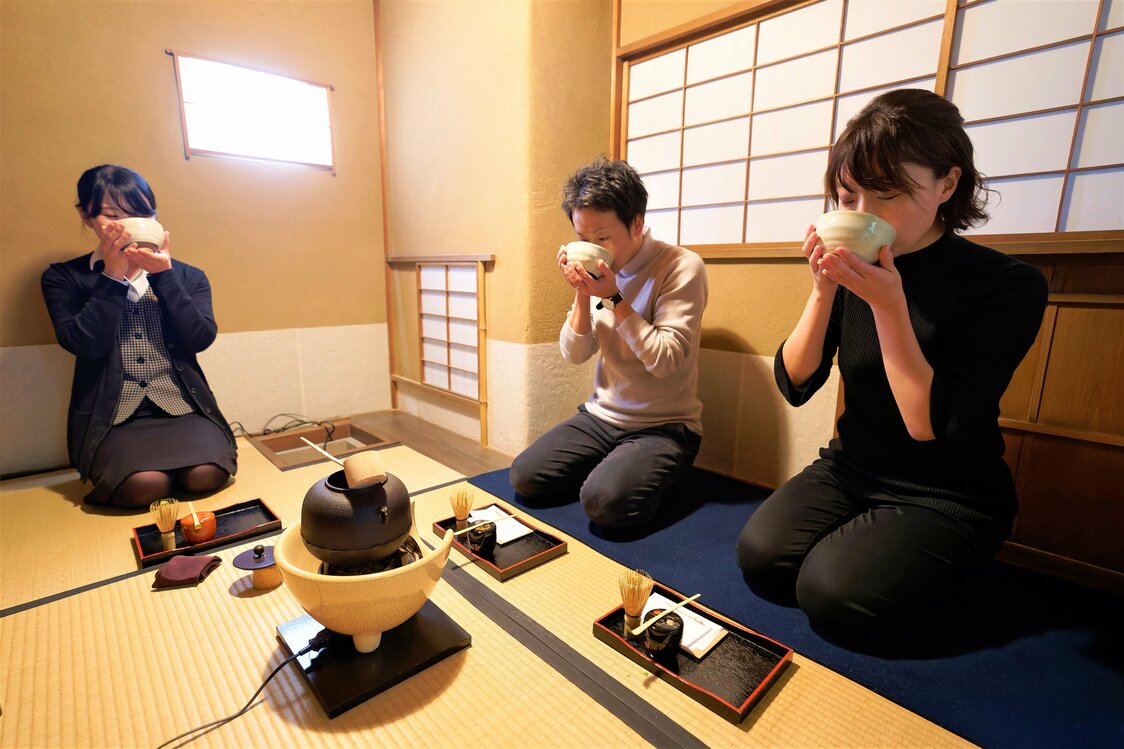 「茶道」というと、細かい礼儀作法から敷居が高いと思われがちだが、最近では若者や外国人も気軽に学べる施設が増えている（島根県松江市の中村茶舗にて）時事