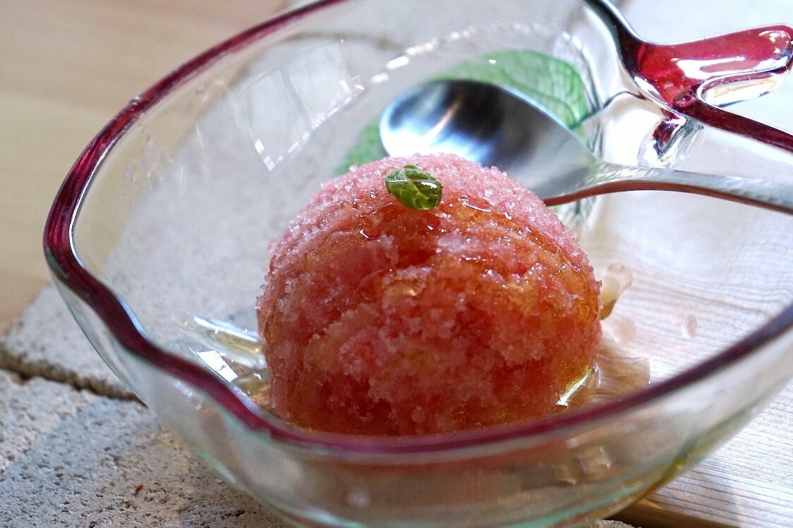 Le sorbet à la pastèque est servi nappé de miel.