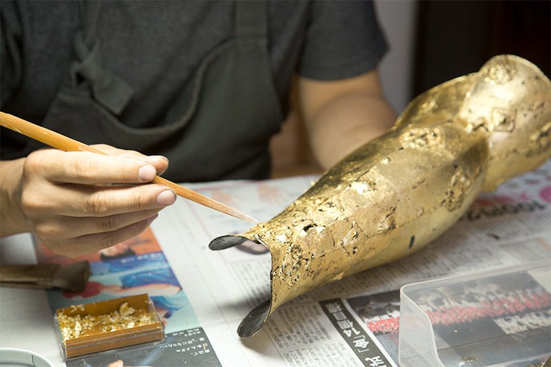 El pan de oro se aplica con unas pinzas de bambú. En la segunda mitad del siglo XVI se fabricaron muchas armaduras recubiertas enteramente de pan de oro
