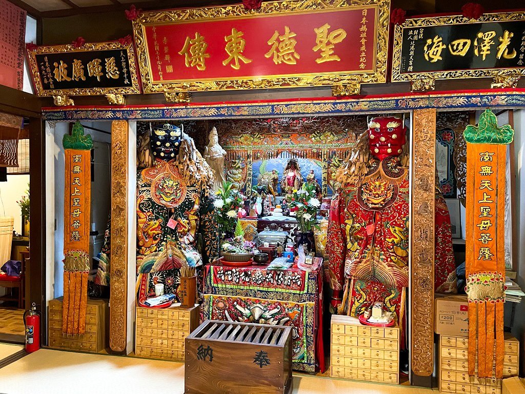福寿院の本堂の隣には台湾でお馴染みの媽祖が祀られている。祭壇も台湾的だ（筆者撮影）