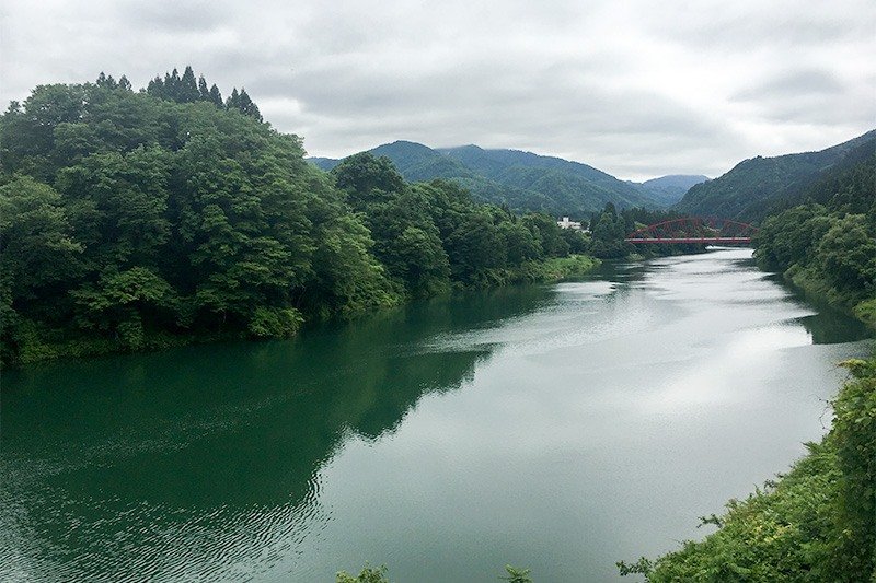 只見川的清澈溪流（攝影：平野久美子）