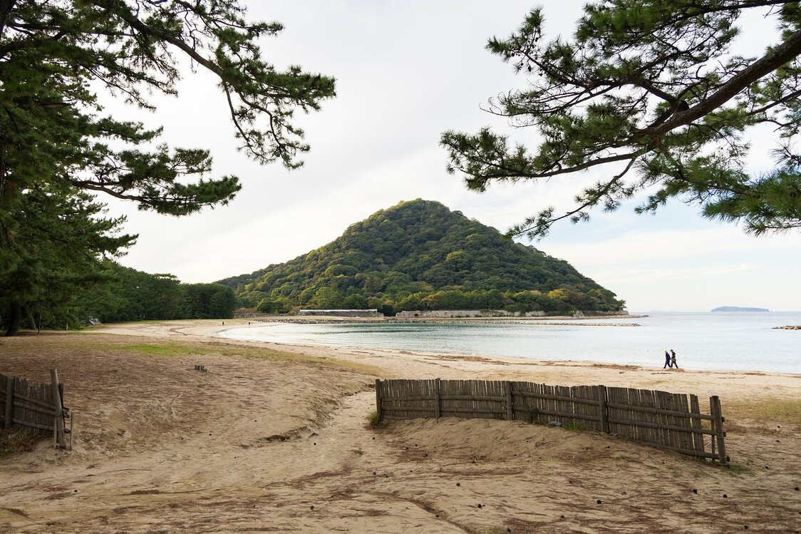 Mount Shizuki, as seen from the shore at Kikugahama. (© Nippon.com)