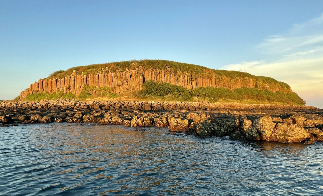 桶盤嶼には海蝕地形が続く。ここで眺める夕陽を浴びた赤みを帯びた玄武岩地形も印象深い景観。島全体が台地状で、中央部は平坦な高台となっている