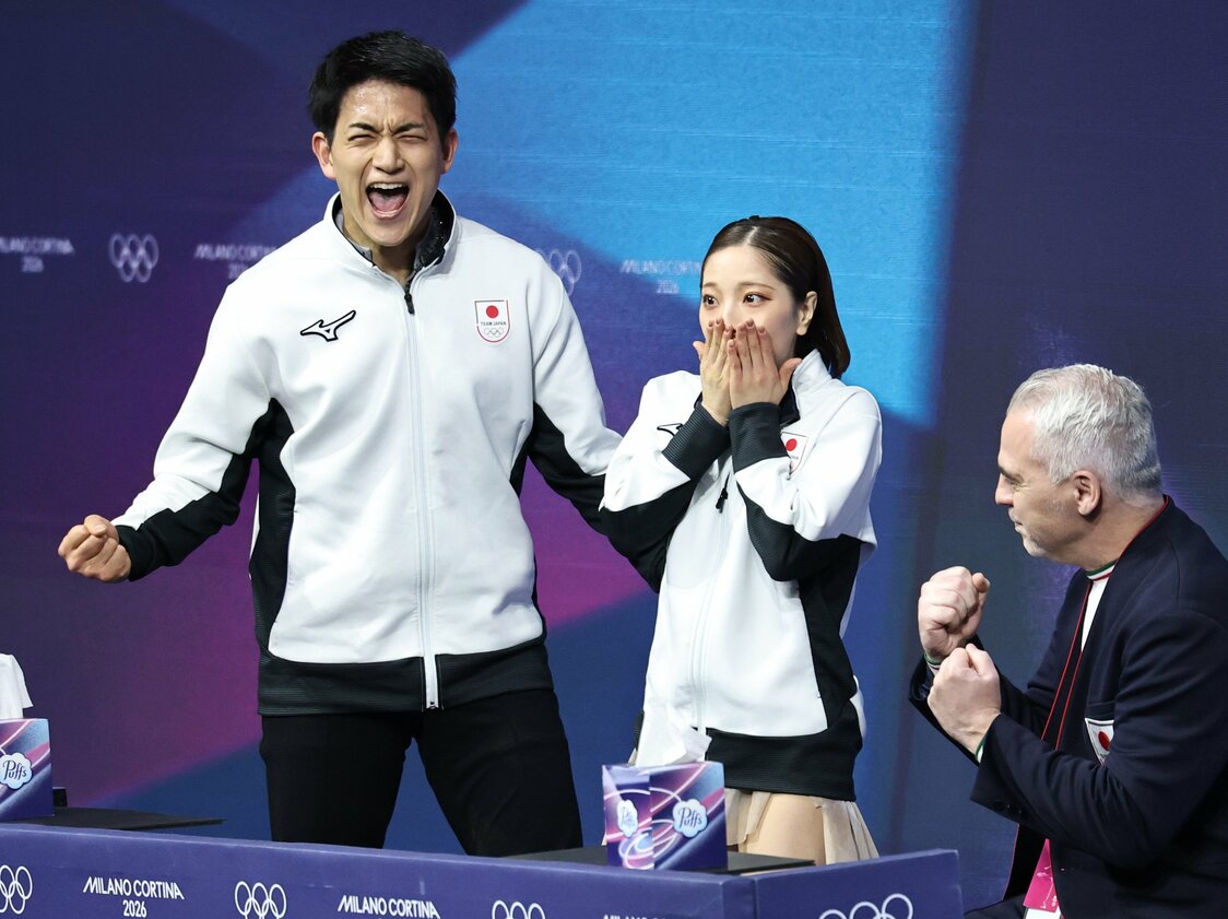 Kihara Ryûichi [gauche] et Miura Riku apprenent avec joie le score de leur performance acrobatique libre, le 16 février. (© Reuters)