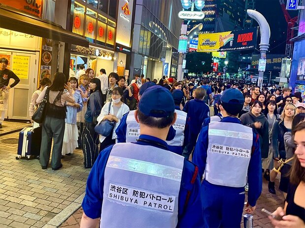 巡邏隊在街頭巡視,勸阻街頭飲酒行為,2024年10月4日,東京都澀谷區澀谷中心街(筆者攝影)