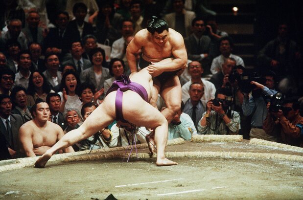 大相撲夏場所初日、千代の富士を寄り切って金星をあげた前頭筆頭の貴花田(手前)。18歳で最年少金星の記録を作った(1991年5月12日、東京・両国国技館)(時事)