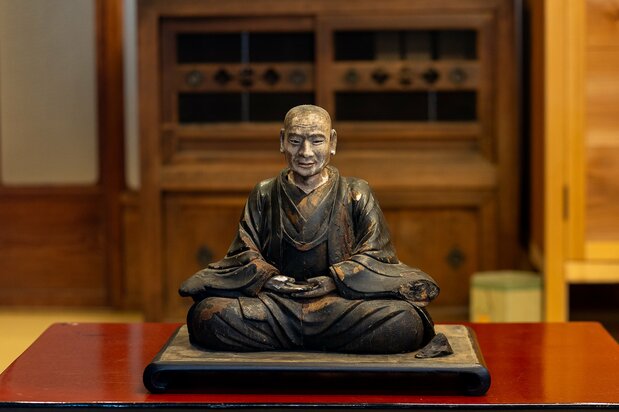 正在修复的“打它公轨像”(妙光寺藏)。打它公轨是江户时代的富商、和歌诗人,曾支援京都妙光寺重建