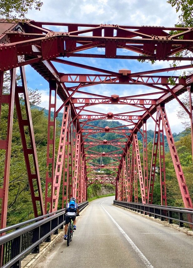 越过手取峡谷自行车道对山桥的参赛者