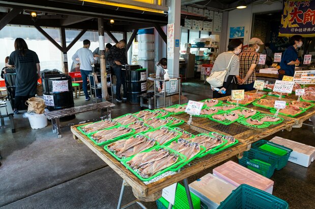在Sasuyo海产市场,顾客可以当场烤制并品尝自己购入的海产干货