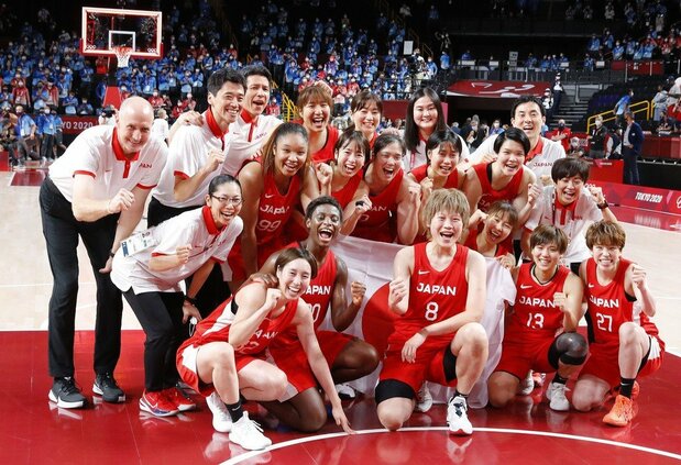 東京五輪では女子チームを率いて銀メダルを獲得。ホーバス監督は日本代表史上初めての快挙を成し遂げた（2021年8月8日、さいたまスーパーアリーナ）共同