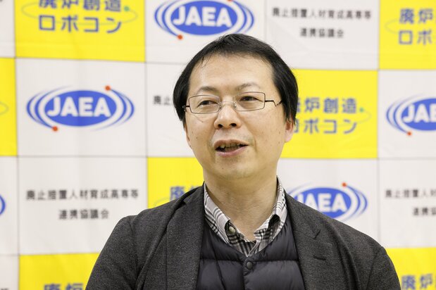 El profesor Suzuki de la Escuela Tecnológica Superior de Fukushima es doctor en Ingeniería.