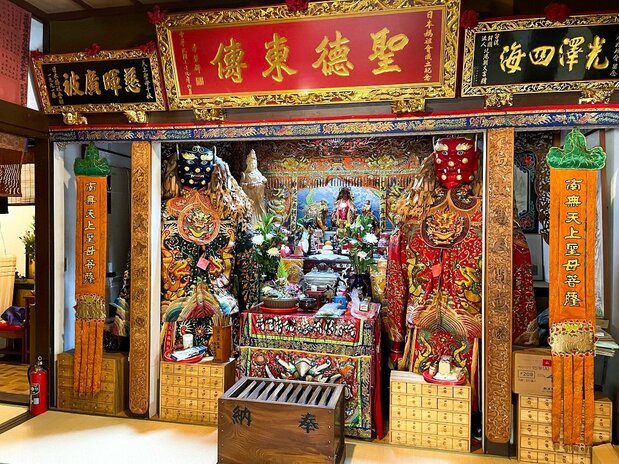 福寿院の本堂の隣には台湾でお馴染みの媽祖が祀られている。祭壇も台湾的だ(筆者撮影)