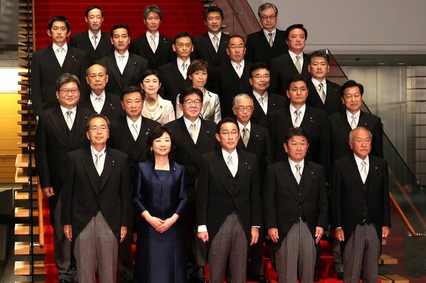 首相岸田与新任阁僚集体合影留念（2021年10月4日，东京都千代田区，AFP/时事社）
