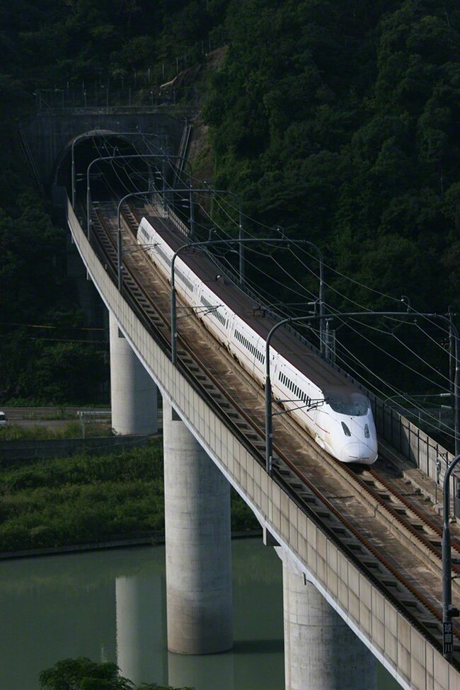 横渡熊本县球磨川的九州新干线