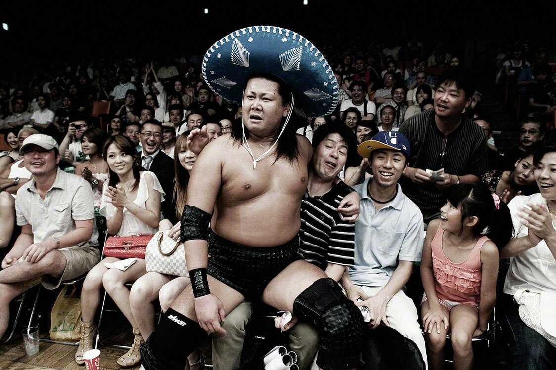 メキシコ乗馬用ソンブレロを被る日本レスラー大鷲透。Zepp 東京。2009年3月20日