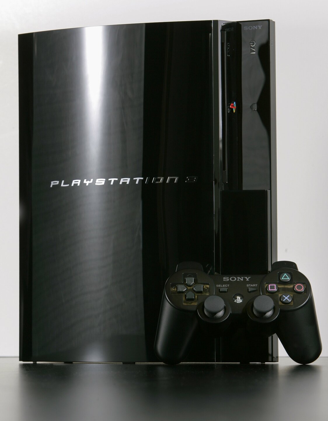 Выпущенная в 2006 году PS3 произвела фурор своим элегантным внешним видом, но цена на нее оказалась соответствующей, что негативно сказалось на темпах продаж. Снимок сделан 13 ноября 2006 года в США (© Reuters)