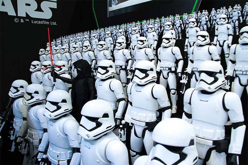 Figuras de gran tamaño de la película Star Wars: el despertar de la fuerza, expuestas en el stand de Takara Tomy.