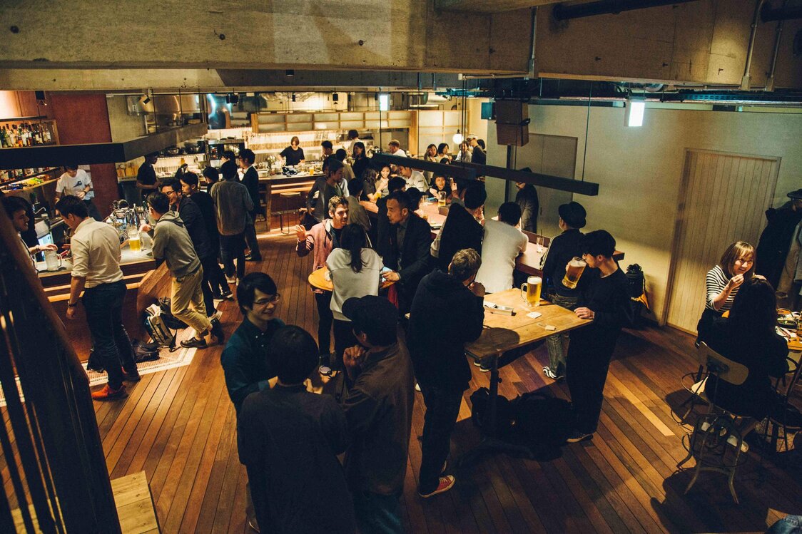 Le Citan est un immeuble de sept étages comportant un bar restaurant souterrain. Du jeudi au samedi, les DJs jouent leur musique aux invités, et de nombreux concerts ont également lieu. (Photo avec l'aimable autorisation de Backpackers’ Japan)