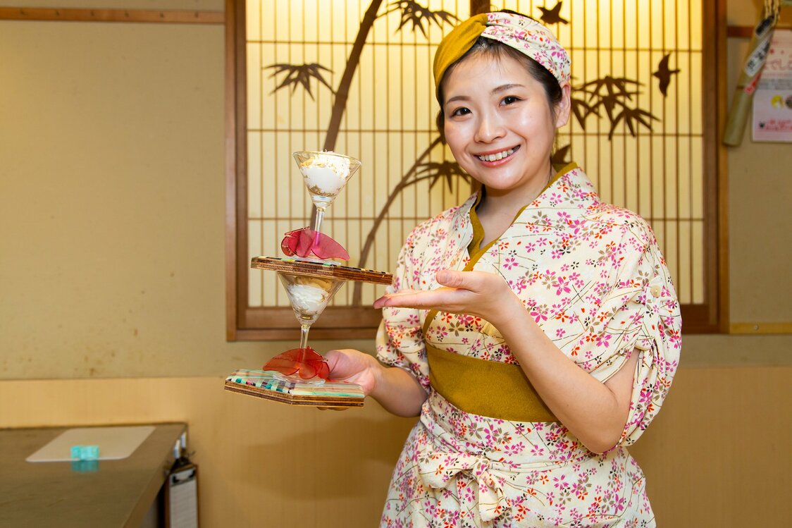 Chizui Yuki, una de las pocas maestras de sushi y encargada de Nadeshiko Sushi, con su creación, el postre de besugo.