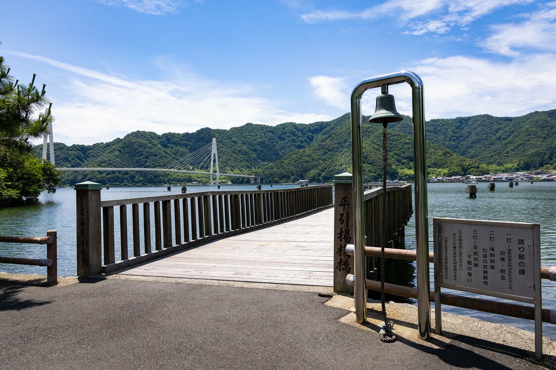 復元された平引揚桟橋まで足を延ばす人も多い。左奥に見えるのは舞鶴湾のシンボル「クレインブリッジ」