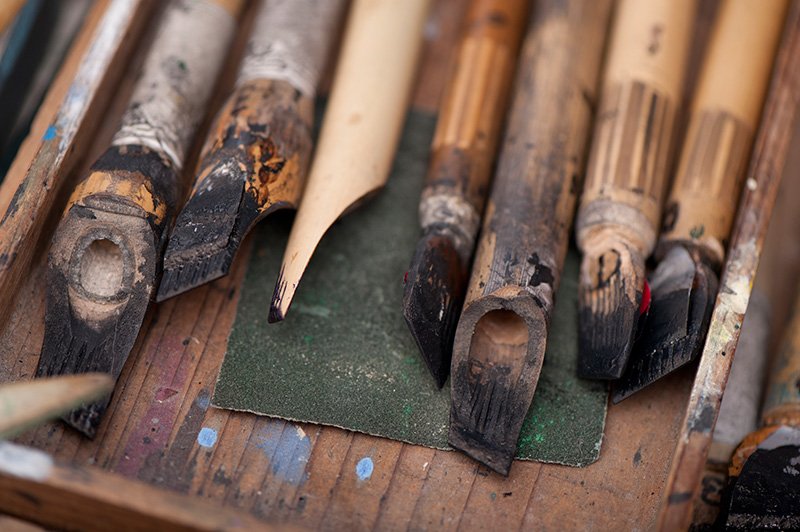 Les calames de M. Honda. Chaque calligraphe fabrique ses propres calames, en bambou ou en roseau.