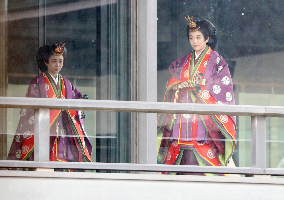 Princess Mako (right) and Princess Kako approach the Matsu-no-ma for the ceremony. (© Jiji; pool photo)