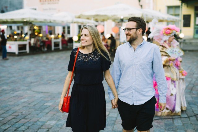タリン市の旧市街の散策を愉しむカップル　Rasmus Jurkatam/brand estonia
