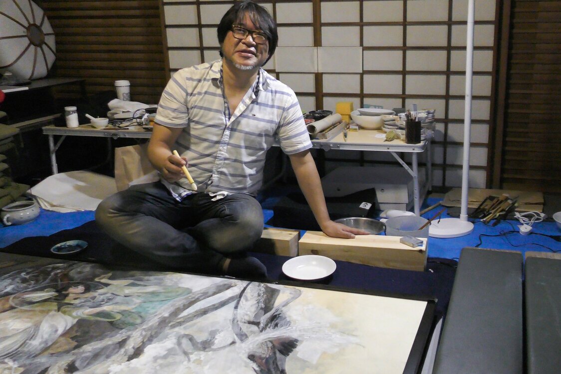 客間で襖絵の制作をする上国料さん