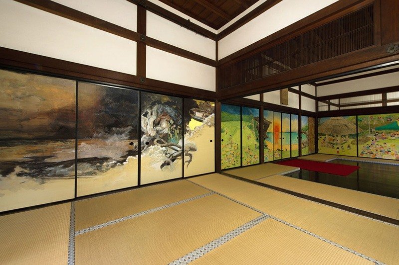 Cuando se observan las pinturas fusuma de Kamikokuryō y Kitami una junto a la otra, parece que haya una continuidad.