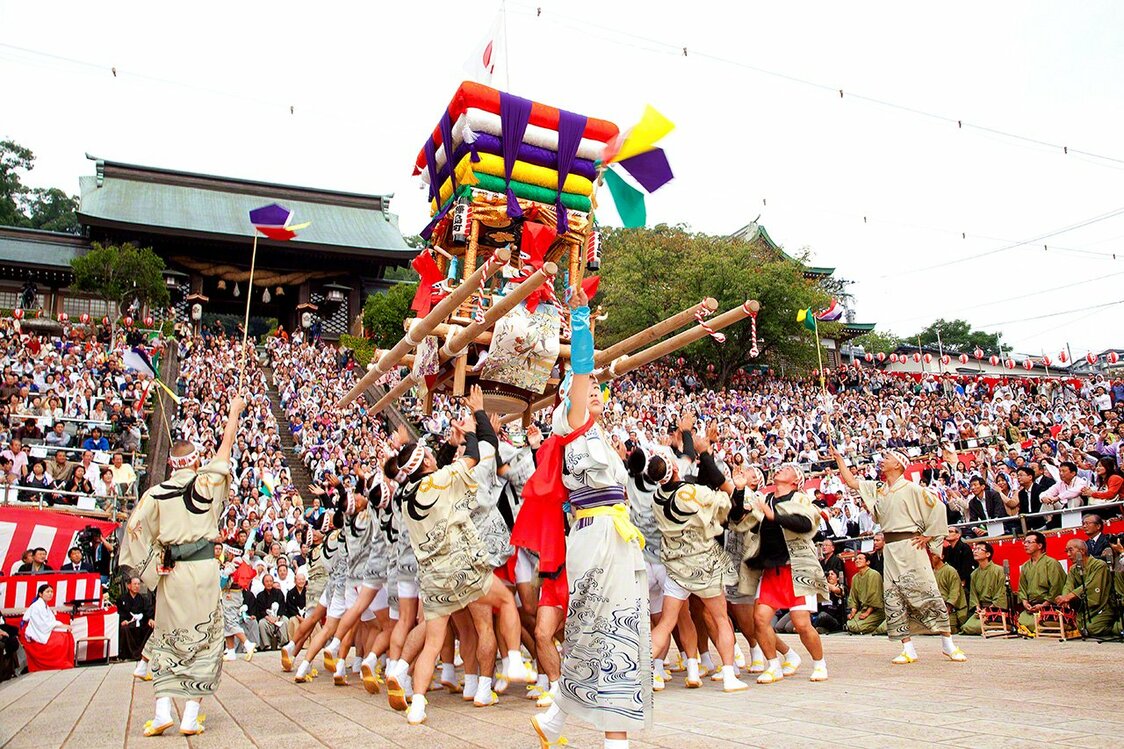 长崎诹访神社的秋天大祭（10月7-9日）中最让观众狂热的是供奉之舞“太鼓山”。众人将载有四个小孩的太鼓台抛向空中，再用单手接住，这一场面是全场的高潮