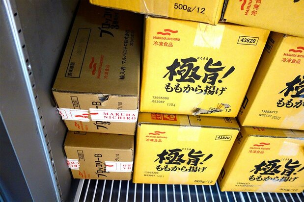 外包装纸箱上有略微破损,就无法作为商品销售了(笔者拍摄)