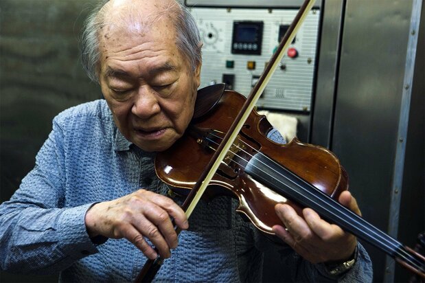 70歲之後才學琴的陳芳福先生