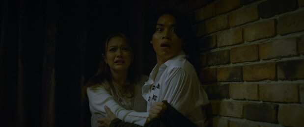 迫りくる敵におびえる日名子と智樹　©2025二宮敦人・TOブックス／映画『悪鬼のウイルス』製作委員会
