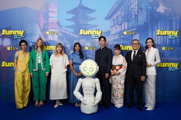 Sunny sur Apple TV+. La productrice de la série, Katie Robbins (troisième à partir de la gauche), la réalisatrice et productrice exécutive Lucy Tcherniak (deuxième à partir de la gauche) et les acteurs principaux.