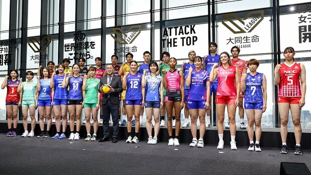 Chairman Ōkawa Masaaki flanked by players at the September 30 press conference held in Tokyo’s Minato Ward to mark the opening of the new SV. League. (© Jiji)