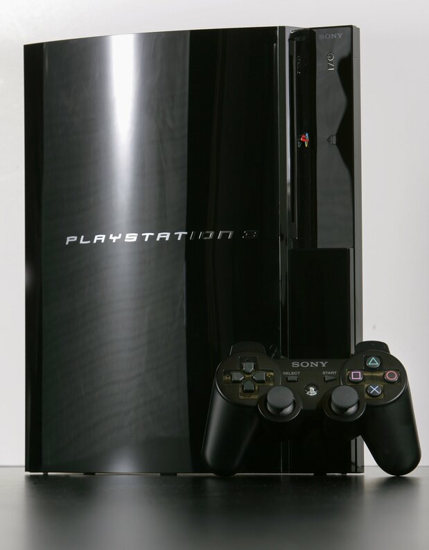 Выпущенная в 2006 году PS3 произвела фурор своим элегантным внешним видом, но цена на нее оказалась соответствующей, что негативно сказалось на темпах продаж. Снимок сделан 13 ноября 2006 года в США (© Reuters)