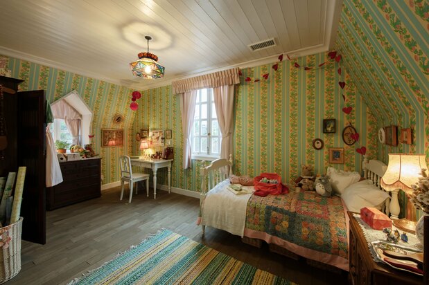 La Maison des Okino a été reproduite, avec la chambre de Kiki à l'étage.
