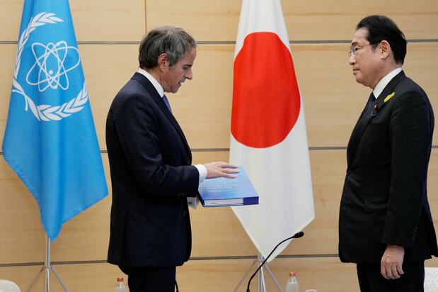 On July 4, 2023, IAEA Director General Grossi presented his report to Prime Minister Kishida Fumio stating that the planned discharge of tritium-bearing treated water from Fukushima Daiichi is “consistent with relevant international safety standards.” (© Reuters)
