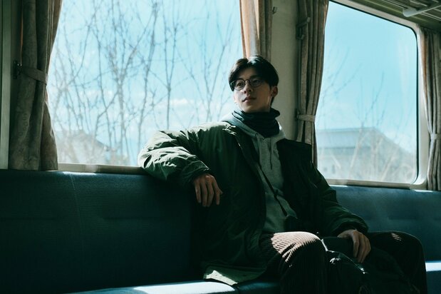 台湾人のジミー(シュー・グァンハン)は鈍行列車に乗って日本各地を旅する ©2024「青春18×2」Film Partners