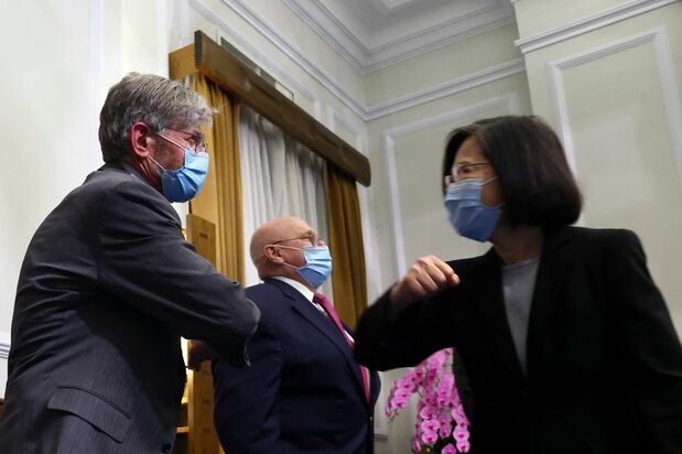 バイデン政権は日米首脳会談に先立ち、台湾に非公式の代表団を派遣した。写真はスタインバーグ元国務副長官(左)を出迎える蔡英文総統=2021年4月15日、台北(AFP=時事)