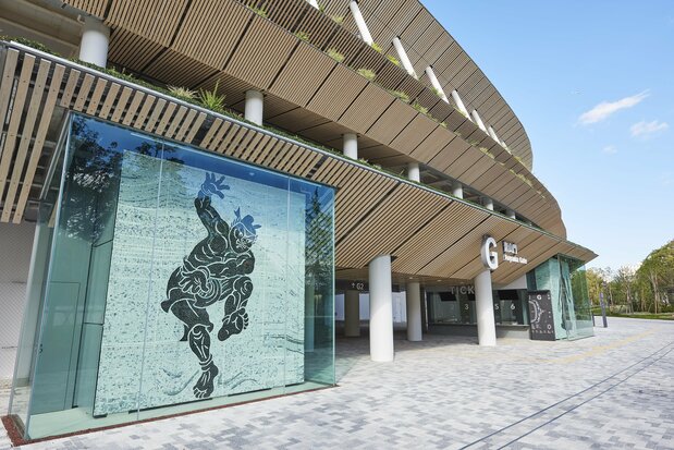 東入口處,將原國立競技場的壁畫做成紀念碑擺放