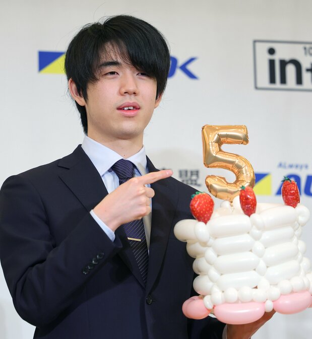 藤井聪太成为历史上最年轻的五冠王(2022年2月13日于东京都立川市,时事社)