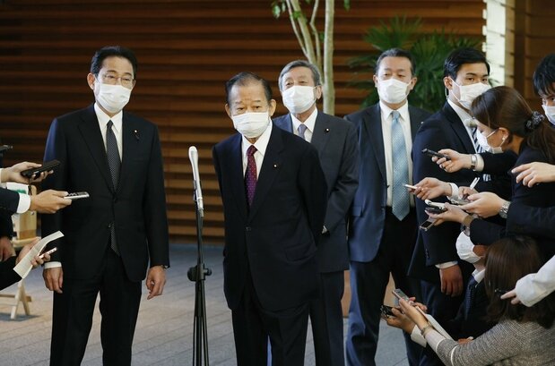 国民への一律10万円給付に関し、安倍首相と会談後、記者団の取材に応じる自民党の岸田文雄政調会長（手前左）と二階俊博幹事長（同右）。2020年4月16日、首相官邸