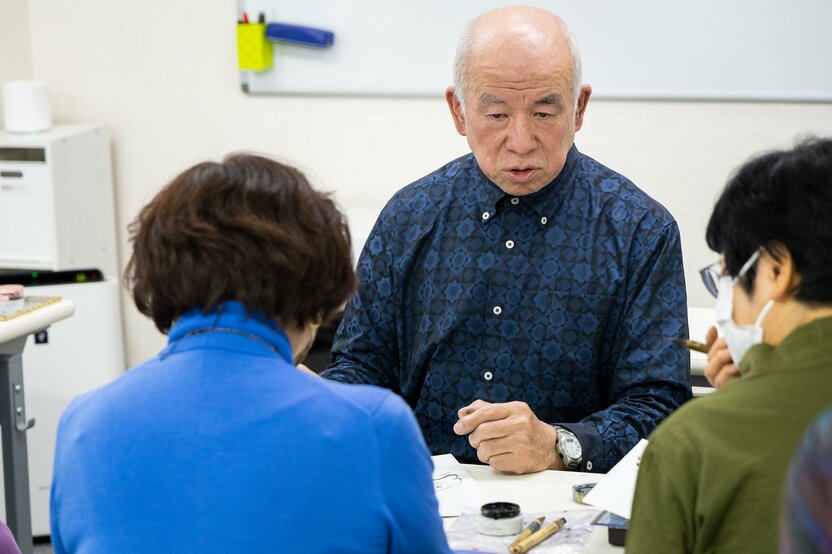 一人ずつ対面で熱心に指導する本田さん