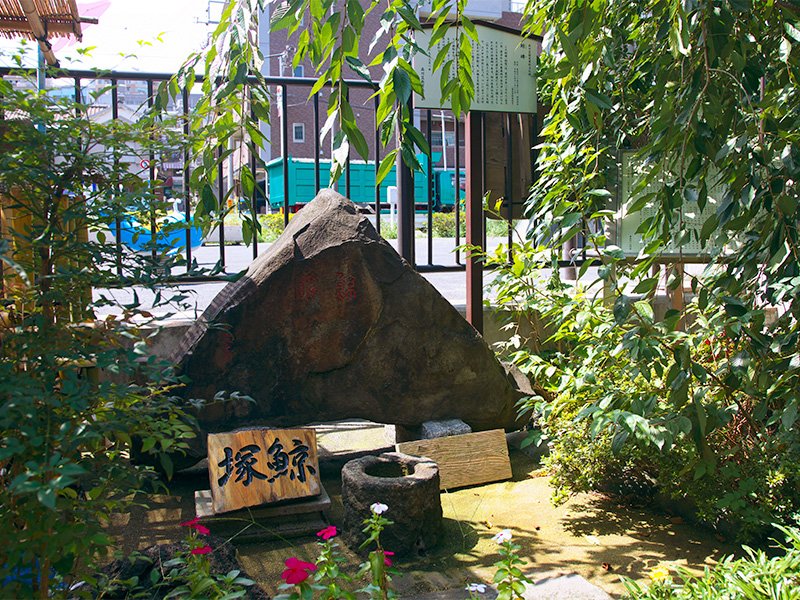 Il existe des monuments dédiés aux baleines un peu partout au Japon. Celui-ci est situé au sanctuaire Kagata, à Shinagawa, Tokyo. (Photo : Aflo)